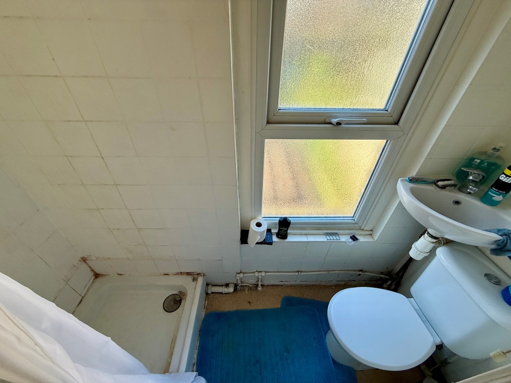 Lot: 123 - FREEHOLD BLOCK OF TWO FLATS FOR INVESTMENT - Top floor - Shower room with W.C.